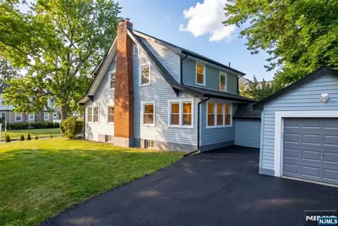 933 Maple Ave, Ridgefield, NJ 07657