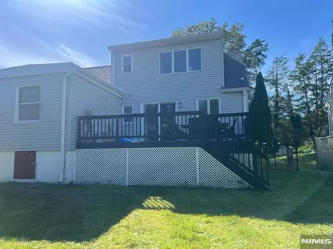 6 Cedar St, Pompton Lakes, NJ 07442