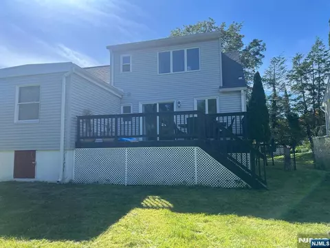 6 Cedar St, Pompton Lakes, NJ 07442