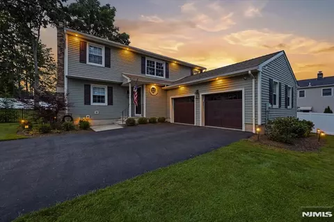 6 Giegel Ct, Wyckoff, NJ 07481