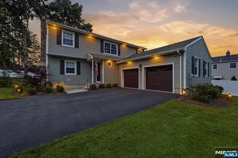 6 Giegel Ct, Wyckoff, NJ 07481