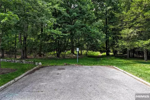 7 Monroe Dr, Mahwah, NJ 07430