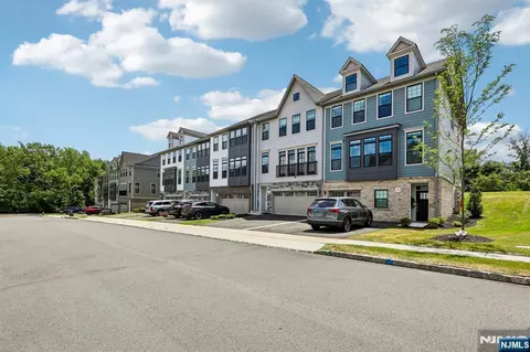 16 Goldfinch Dr, Saddle River, NJ 07458