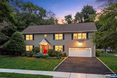 720 Maxwell Pl, Ridgewood, NJ 07450