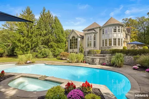 23 Hunter Rdg, Woodcliff Lake, NJ 07677