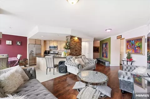 7004 Boulevard E #8C, Guttenberg, NJ 07093