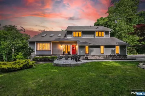 11 Hemlock Ln, Kinnelon, NJ 07405