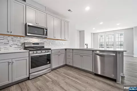 2 Arnold Dr #5301, Wood Ridge, NJ 07075