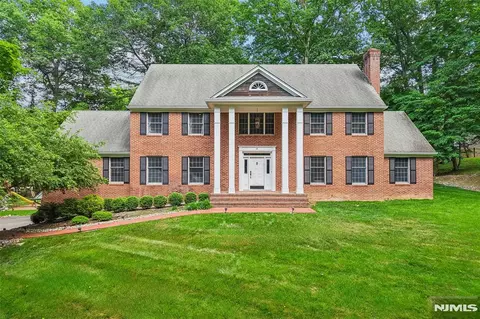 10 Wood Hollow Trl, Saddle River, NJ 07458