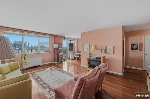 6040 Boulevard E #5D, West New York, NJ 07093