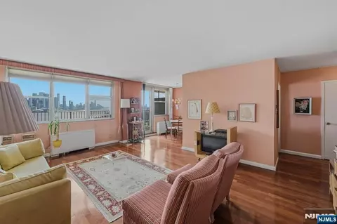 6040 Boulevard E #5D, West New York, NJ 07093