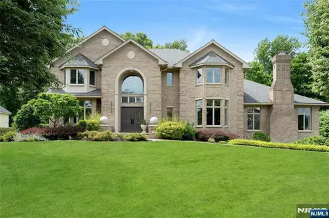 527 Lydia Ln, Wyckoff, NJ 07481