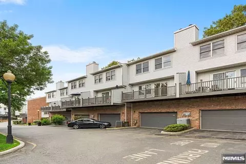 477 Undercliff Ave, Edgewater, NJ 07020