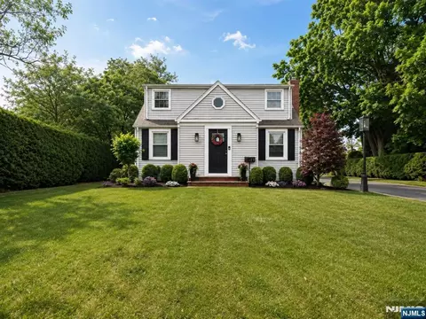19 Long Ave, Mahwah, NJ 07430