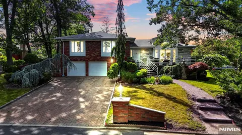 1230 Duncan Rd, Fort Lee, NJ 07024