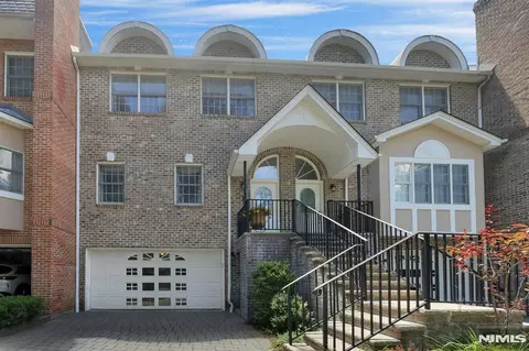 143 Stonegate Trl #44, Cresskill, NJ 07626