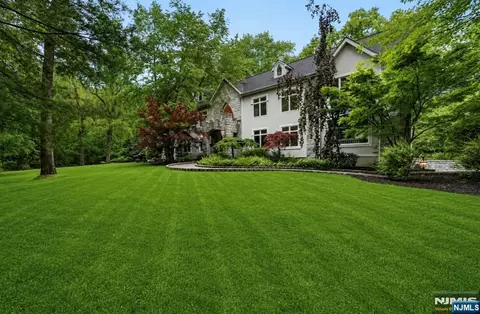 11 Pine Tree Dr, Saddle River, NJ 07458