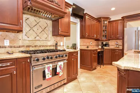Kitchen - 48 Ackerman St, Waldwick, NJ 07463 photo 4 of 4