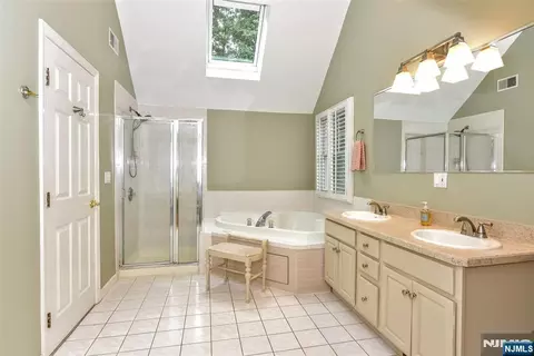 Bath - 48 Ackerman St, Waldwick, NJ 07463 photo 2 of 4