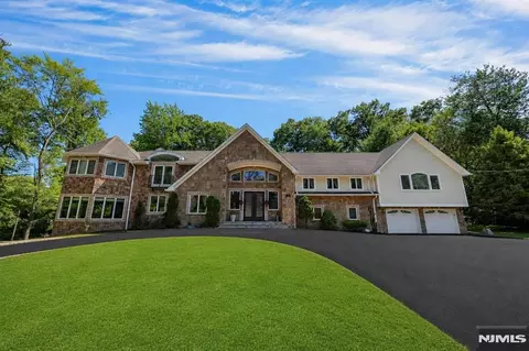 252 Mabel Pl, Franklin Lakes, NJ 07417