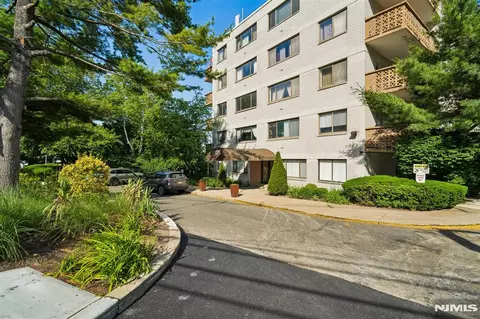 1375 River Rd #1A, Edgewater, NJ 07020