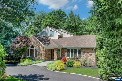 27 Hamilton Dr W, North Caldwell, NJ 07006