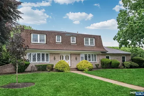 7 Glendale Ln, Fairfield, NJ 07004