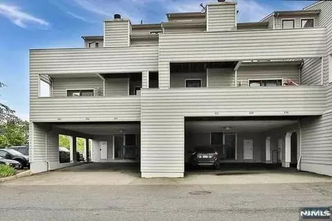 833 Topsail Ln, Secaucus, NJ 07094