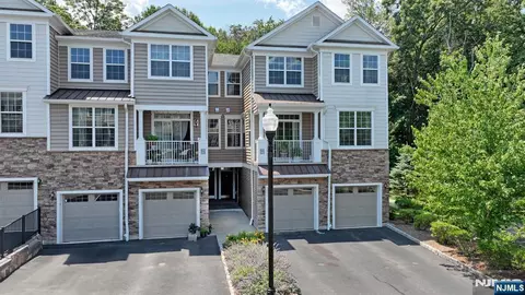62 Autumn Way #69, Montvale, NJ 07645