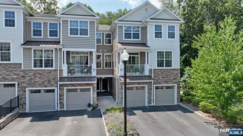 62 Autumn Way #69, Montvale, NJ 07645
