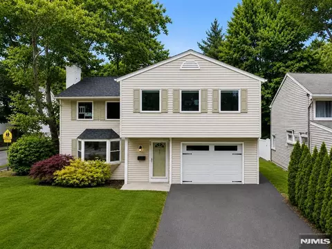 111 E Prospect St, Waldwick, NJ 07463