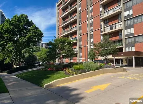 4 Horizon Rd #1207, Fort Lee, NJ 07024