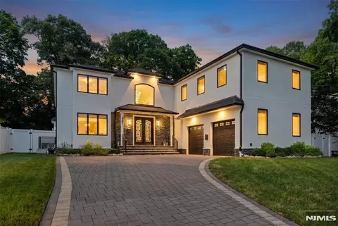 457 Lincoln Dr, Paramus, NJ 07652
