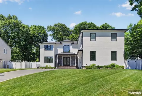 457 Lincoln Dr, Paramus, NJ 07652 photo 2