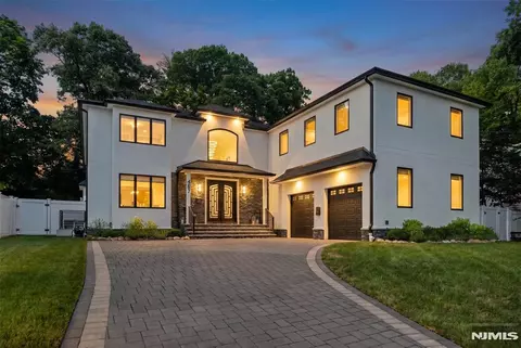 457 Lincoln Dr, Paramus, NJ 07652