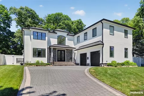 457 Lincoln Dr, Paramus, NJ 07652 photo 3