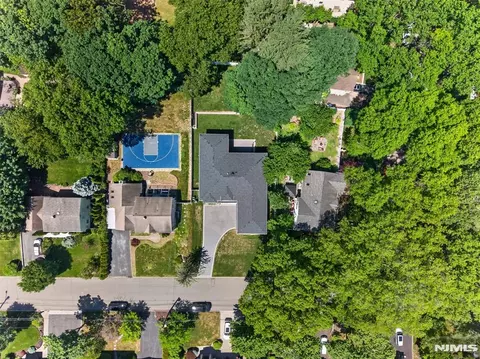 457 Lincoln Dr, Paramus, NJ 07652 photo 4