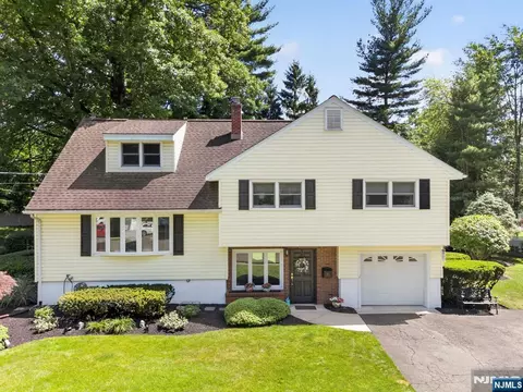 13 Gritman Ct, Westwood, NJ 07675