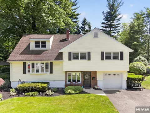 13 Gritman Ct, Westwood, NJ 07675