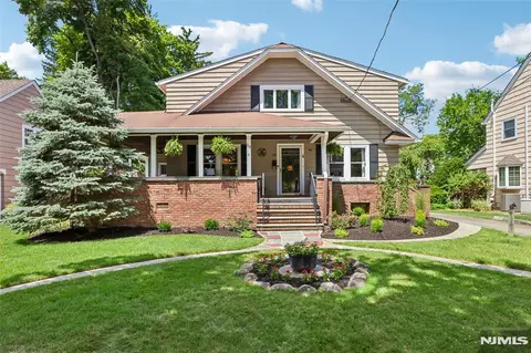 29 Fairlawn St, Ho Ho Kus, NJ 07423