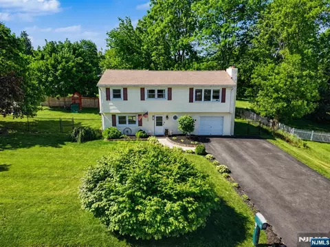 14 Bettino Dr, Ogdensburg, NJ 07439