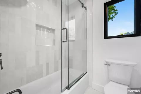 Bath - 408 Terhune Ave, Paramus, NJ 07652 photo 8 of 9
