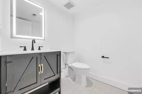 Bath - 408 Terhune Ave, Paramus, NJ 07652 photo 9 of 9