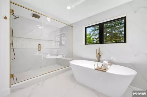 Bath - 408 Terhune Ave, Paramus, NJ 07652 photo 5 of 9