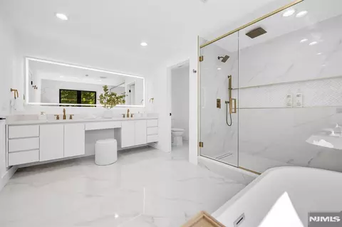 Bath - 408 Terhune Ave, Paramus, NJ 07652 photo 6 of 9