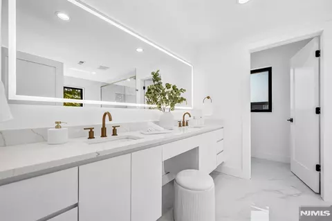 Bath - 408 Terhune Ave, Paramus, NJ 07652 photo 4 of 9