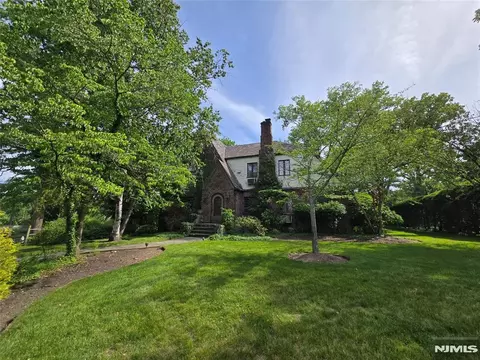 220 Manor Rd, Ridgewood, NJ 07450