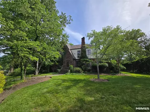 220 Manor Rd, Ridgewood, NJ 07450
