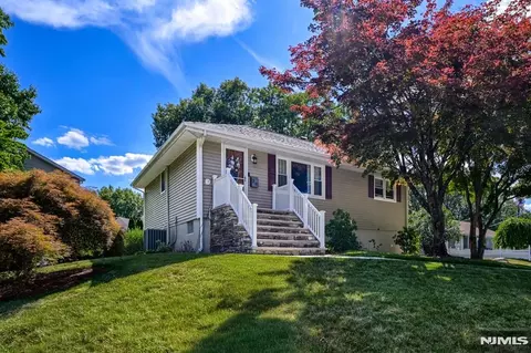 30 Heather Ln, Bloomingdale, NJ 07403