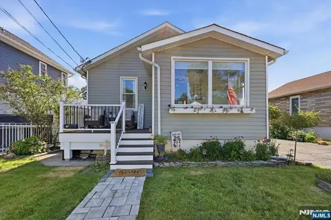 66 7th Ave, Hawthorne, NJ 07506